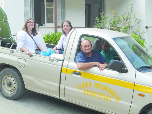 Μετακίνηση προσωπικού του Νοσοκομείου Κυπαρισσίας με καρότσα αγροτικού για αιμοδοσία