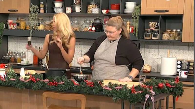 Κότα γεμιστή με κάστανα και δαμάσκηνα (βίντεο)