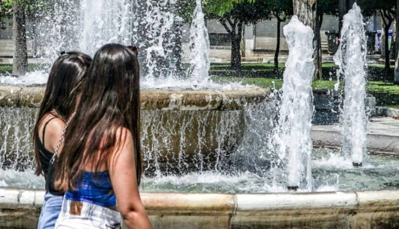 Καύσωνας: Πώς να προστατευτείτε από τις υψηλές θερμοκρασίες
