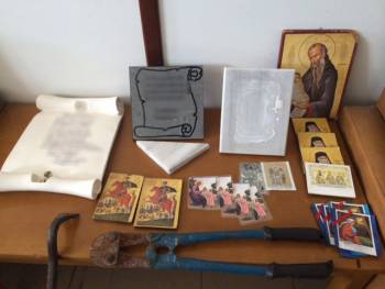 39χρονος και οι 2 ανήλικες κόρες του έκλεβαν ναούς και νεκροταφεία στη Μεσσηνία