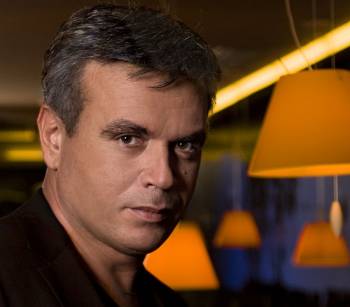 Μανώλης Λιδάκης: "Προσπαθώ να κάνω τραγούδια που ν’ αντέχουν στο χρόνο"