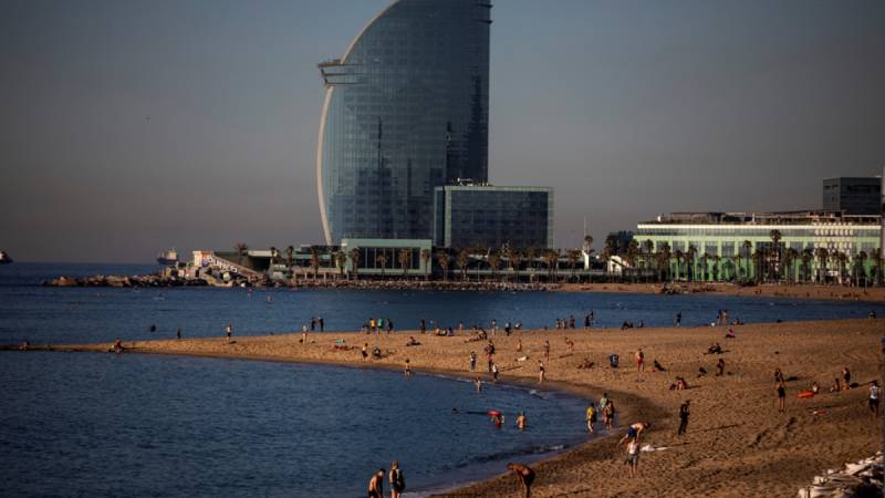 Ισπανία: Τέλος το κάπνισμα στις παραλίες της Βαρκελώνης