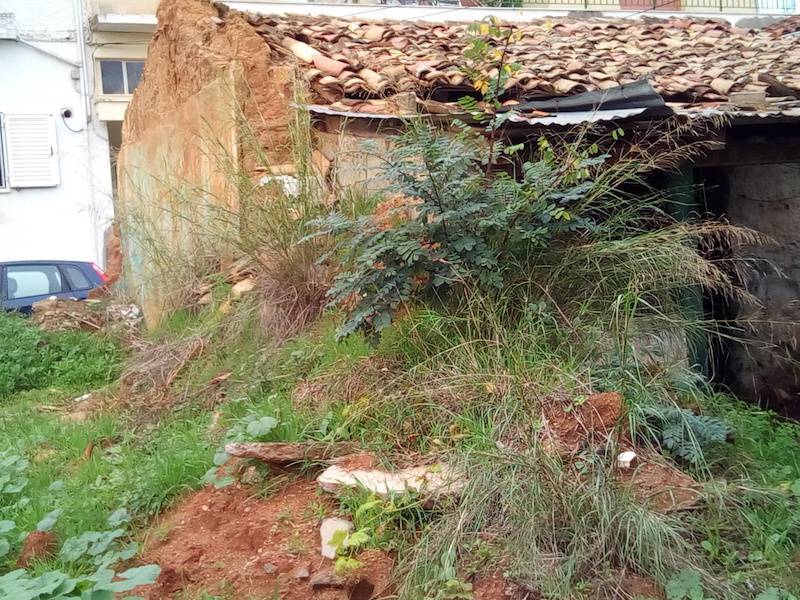 Η Μεσσήνη ασφυκτιά από τα ερείπια