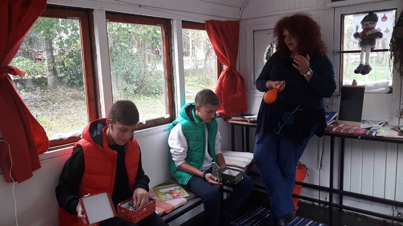 Η “Αυτοσχέδια σκηνή” στο «Θέατρο βαγόνι» (βίντεο)