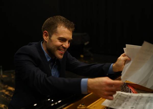 Ο βραβευμένος στις Κάννες σολίστ Χρήστος Ντανάκας: «Η ατμόσφαιρα της ταινίας ήταν τόσο “εμπνευστική” και η σύνθεση του τραγουδιού μού βγήκε εντελώς αβίαστα»