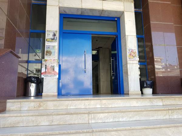 Ταμπλό για ανακοινώσεις η είσοδος των Δικαστηρίων Καλαμάτας