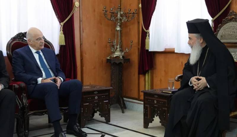 Συνάντηση Δένδια με τον Πατριάρχη Ιεροσολύμων - «Στο επίκεντρο η προστασία των Ιερών Προσκυνημάτων»