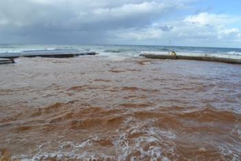 Καφετιά θάλασσα στον Αγρίλη