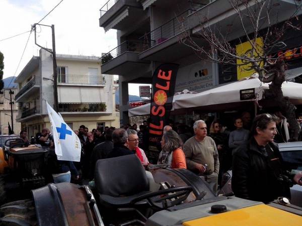 Απέκλεισαν τη ΔΟΥ Καλαμάτας οι αγρότες