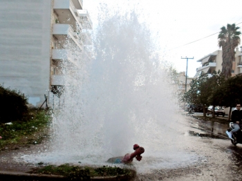 Σιντριβάνι στην Ηρώων από σπασμένο κρουνό