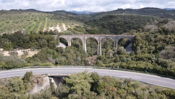 Τα πέτρινα γεφύρια του σιδηρόδρομου στη γραμμή Καλό Νερό - Τσακώνα