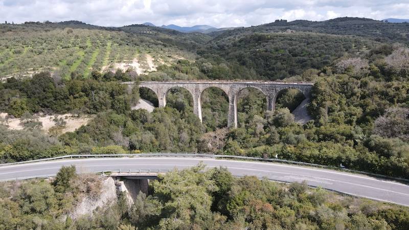 Τα πέτρινα γεφύρια του σιδηρόδρομου στη γραμμή Καλό Νερό - Τσακώνα
