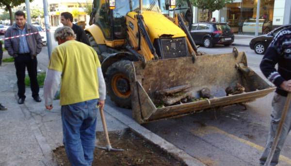 Καθαρισμός ανατολικού πεζοδρομίου της Φαρών
