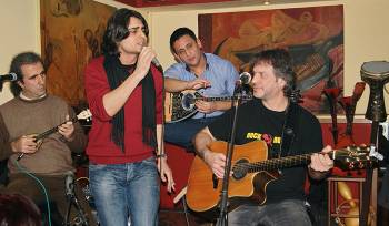 Ο Γιάννης Λεκόπουλος στην "Ε": «Θέλεις δεν θέλεις η μουσική σε παρασέρνει, όπως ο έρωτας και η αγάπη»