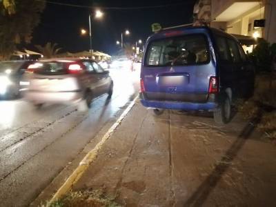 Πάρκαραν στα πεζοδρόμια
