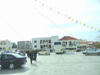 85 καταστηματάρχες του Ιστορικού Κέντρου ζητούν: Εφαρμογή των αποφάσεων για τα τουριστικά λεωφορεία