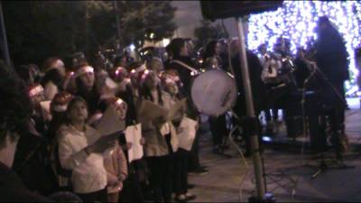 Φωταγωγήθηκε το δέντρο στην πλατεία του Μελιγαλά