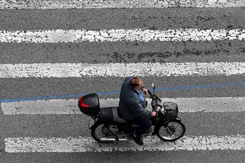Φορούν μάσκα αλλά ξεχνούν το κράνος