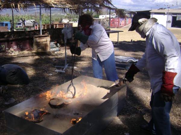 Ψήσιμο κεραμικών με την ιαπωνική μέθοδο ρακού στην Κυπαρισσία