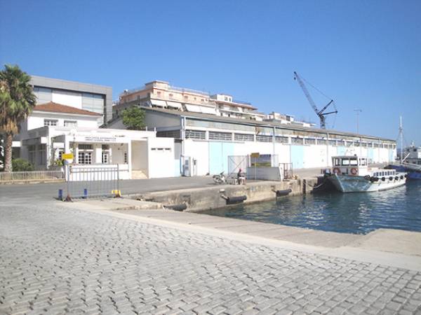 Απομάκρυνση γερανού και κατεδάφιση αποθηκών στο λιμάνι Καλαμάτας