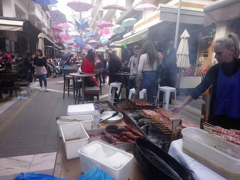 Τσικνοπέμπτη στην Καλαμάτα - Όλη η πόλη μια... απέραντη ψησταριά (Βίντεο+φωτογραφίες)