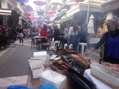 Τσικνοπέμπτη στην Καλαμάτα - Όλη η πόλη μια... απέραντη ψησταριά (Βίντεο+φωτογραφίες)