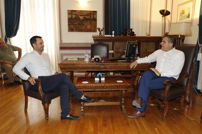 Επίσκεψη Χαρίτση σε Βασιλόπουλο στο ιστορικό δημαρχείο Καλαμάτας