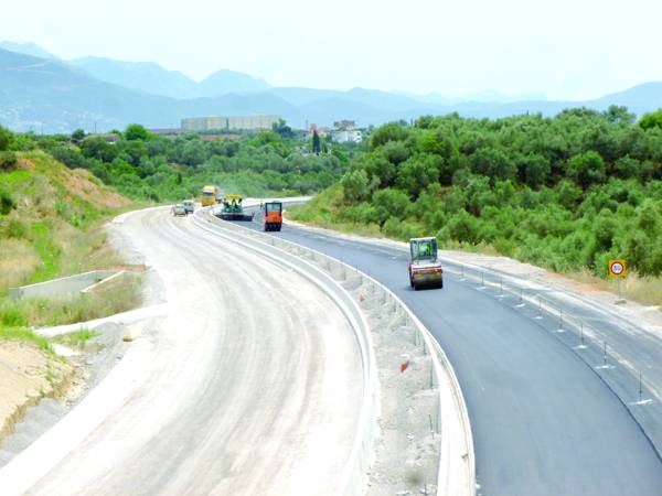 Πέφτει άσφαλτος στον περιφερειακό της Καλαμάτας