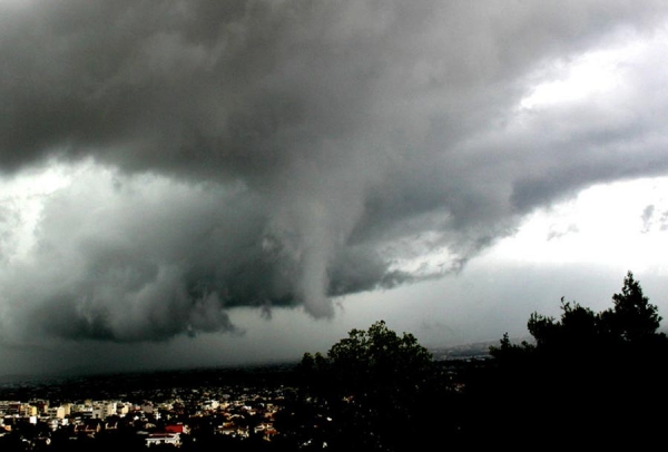 Ανεμοστρόβιλος στη δυτική Καλαμάτα