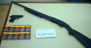 Οπλα και κροτίδες εντοπίστηκαν σε περίπτερο 26χρονης