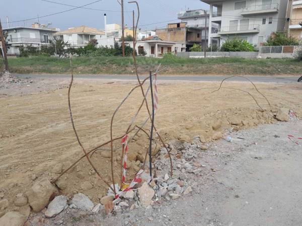 Να απομακρυνθούν άμεσα τα σίδερα