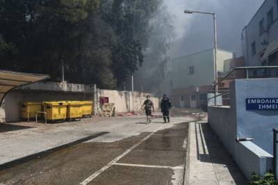 Φωτιά στην Πάτρα: Αναστέλλεται η λειτουργία του Καραμανδάνειου (βίντεο)