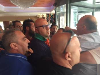 Ο Μπέος προπηλάκισε τον Παπανδρέου: "“Π….η, μ….α, χασικλή, κατέστρεψες τη χώρα”