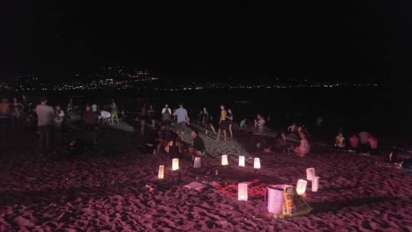 Γαλάζια Νύχτα με μπάνιο, μουσική και... Καλαματιανό (βίντεο-φωτογραφίες)