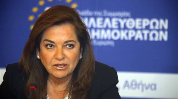 Το «καρφί» της Ντόρας προς τον Σαμαρά με αφορμή το ψήφισμα του ΕΛΚ για την Ελλάδα