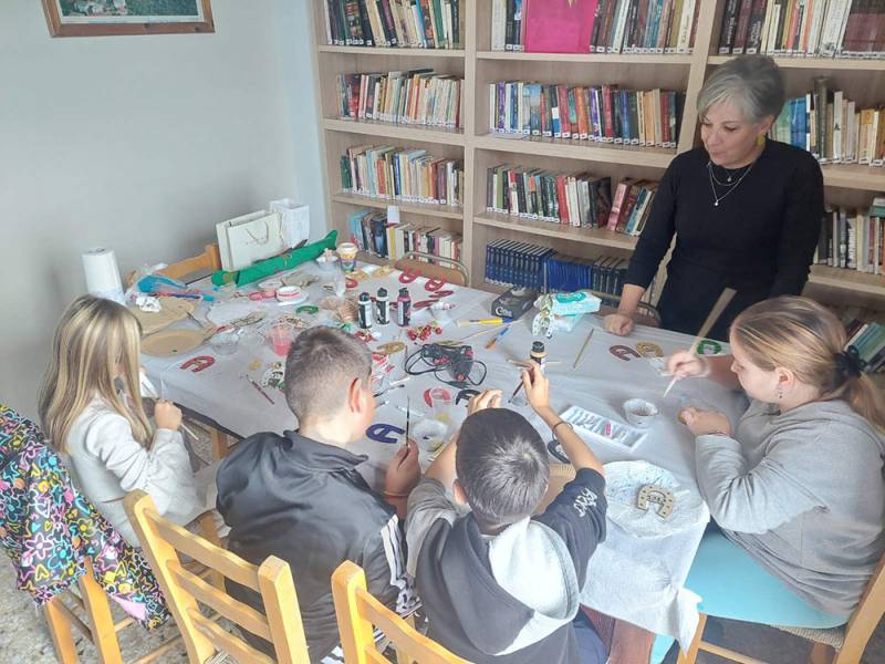 Μικροί δημιουργοί με την πρόεδρο του Συλλόγου Μάρθα Παντελάκη