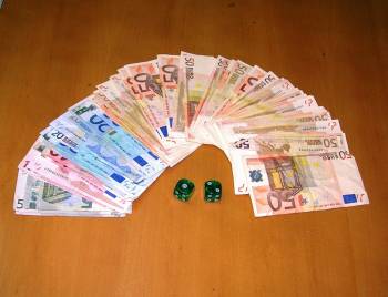 Συνελήφθησαν γιατί έπαιζαν ζάρια σε καφενείο