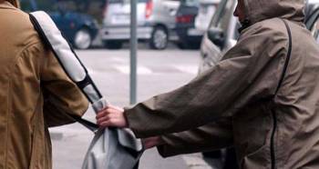 Νεαρός τσαντάκιας λήστεψε 68χρονη στην Κόρινθο