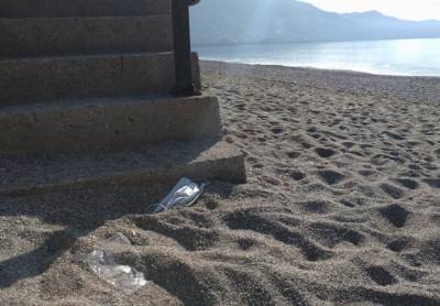 Πεταμένες μάσκες στην Ναυαρίνου