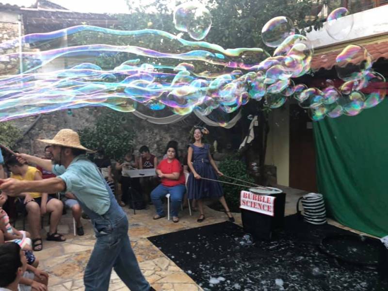 Με σαπουνόφουσκες πλημμύρισαν την Καρδαμύλη (Φωτογραφίες)