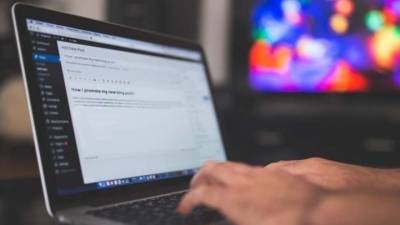 Η μεγάλη χρήση οθονών στην πρώιμη εφηβεία συνδέεται με προβλήματα ψυχικής υγείας