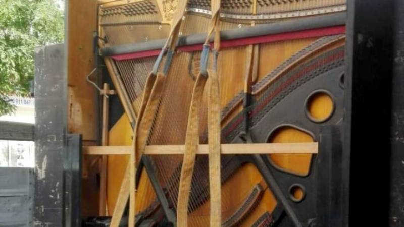 "Θησαυρός" στα σκουπίδια: Βρήκε διαλυμένο πιάνο 100 ετών και το επισκευάζει