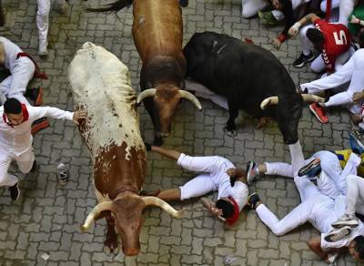 Ισπανία: Τρεις δρομείς τραυματίστηκαν από ταύρους στο φεστιβάλ του Σαν Φερμίν στην Παμπλόνα