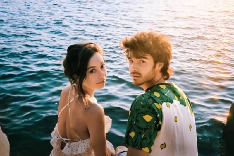 Σαρώνει σειρά του Netflix γυρισμένη στον Αγιο Σώστη Μυκόνου (βίντεο)