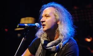 Συναυλία Θηβαίου στην αντιφασιστική εκδήλωση των σωματείων