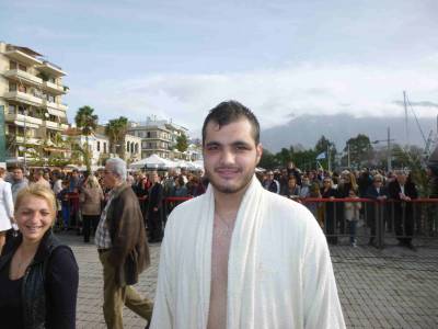 Ενας 18χρονος έπιασε το Σταυρό στα Θεοφάνια στο λιμάνι της Καλαμάτας (βίντεο-φωτογραφίες)