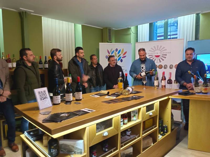 Γευσιγνωσία κρασιού στο Ιστορικό Δημαρχείο Καλαμάτας