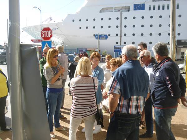 1.245 τουρίστες με το "Costa neoClassica" στην Καλαμάτα (φωτογραφίες)