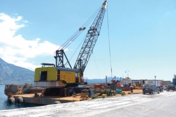 Ο γερανός για το έργο προστασίας της ακτής