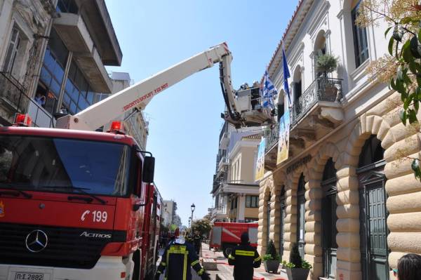 Φωτιά στο δημαρχείο Καλαμάτας και σε ξενοδοχείο - Σενάριο άσκησης της Πυροσβεστικής (βίντεο και φωτογραφίες)